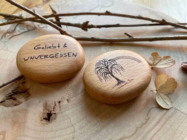 Kleiner Trauerstein als Handschmeichler – Trauerweide mit Regenbogenbrücke | Handgebrannt