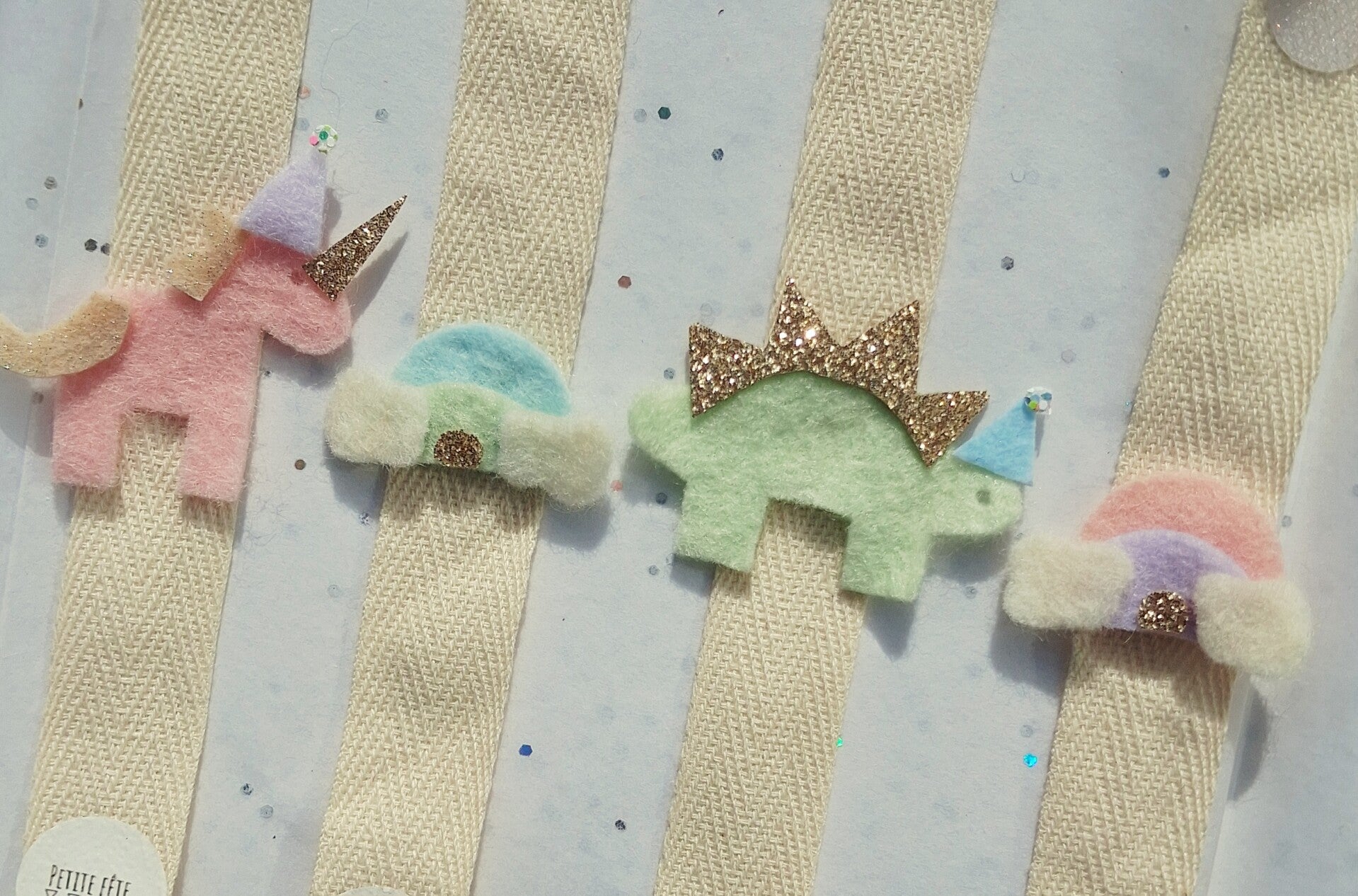 Magische eenhoorns, dino's en regenbogen traktatiebox - armbandje per stuk
