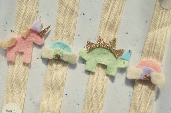 Magische eenhoorns, dino's en regenbogen traktatiebox - armbandje per stuk