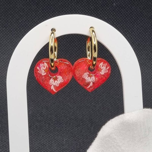 Boucles d'oreilles pampilles cœur corail paillettes fleurs blanches