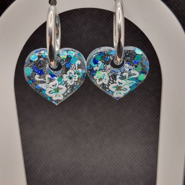 Boucles d'oreilles pampilles translucide paillettes bleues et fleurs blanches
