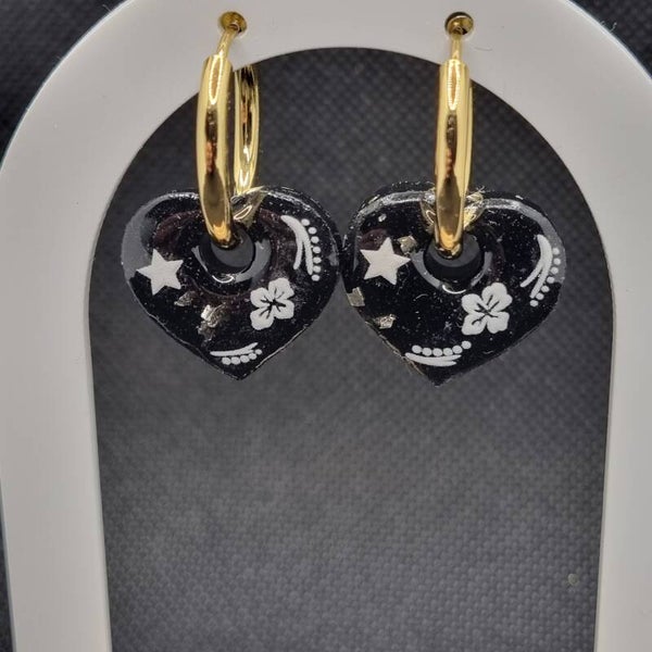 Boucles d'oreilles pampilles cœur noir , or, hibiscus blanc