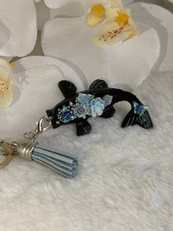 Porte clé carpe koi noire, fleurs bleues et strass 7