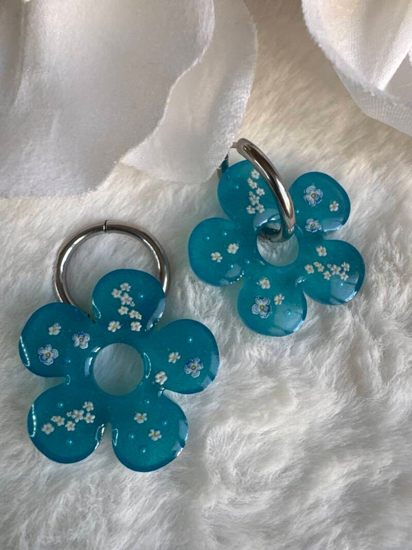 Boucles d’oreilles pampilles grandes fleurs bleues et petites fleurs blanches 31
