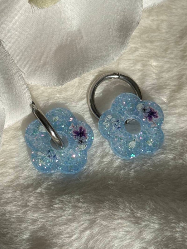 Boucles d’oreilles pampilles fleurs bleues ciel pailletées fleuries 45