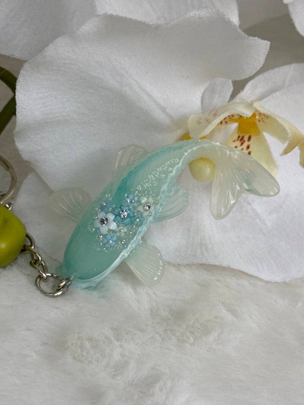 Porte clé carpe koi bleu ciel et blanche décorée fleurs et strass