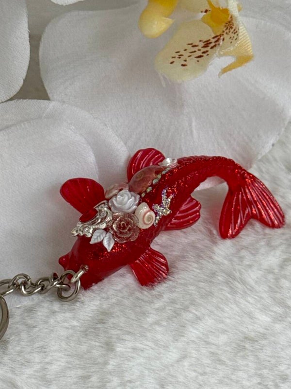Porte clé carpe koi rouge pailletée et ses coquillages 9