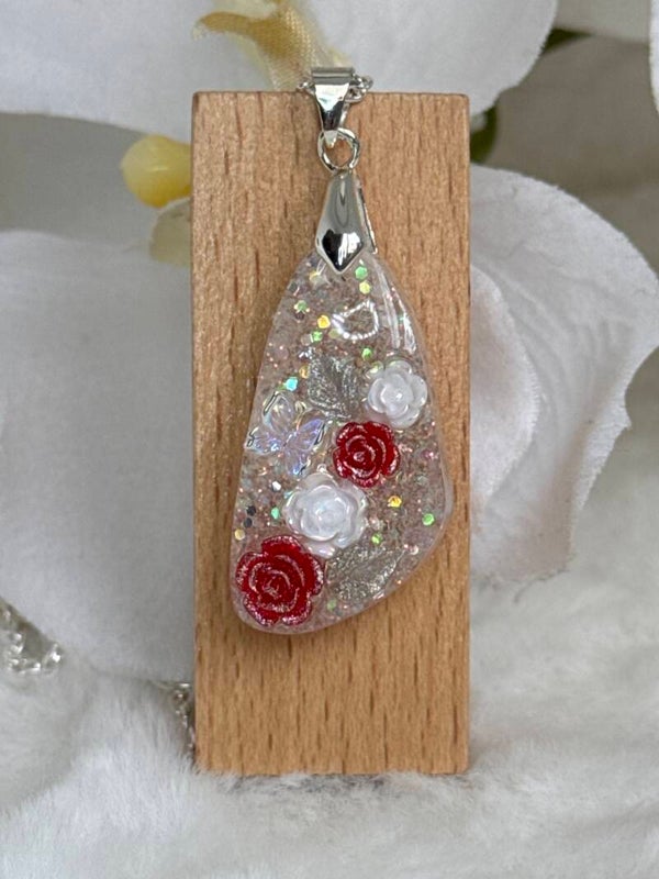 Pendentif galet fleurs roses rouges et blanches 40