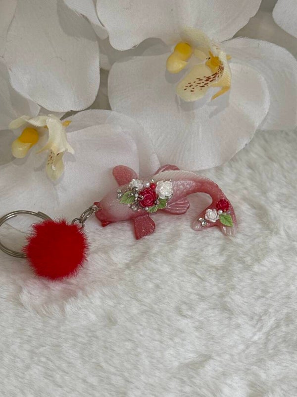 Porte clé carpe koi rouge et blanche décorée de ses roses 8