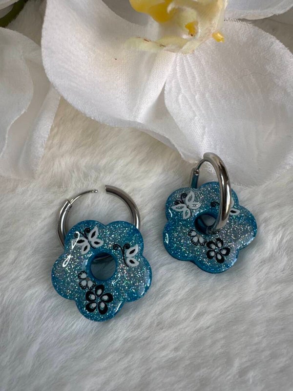 Boucles d’oreilles pampilles fleurs bleues pailletées décorées papillons et fleurs 25