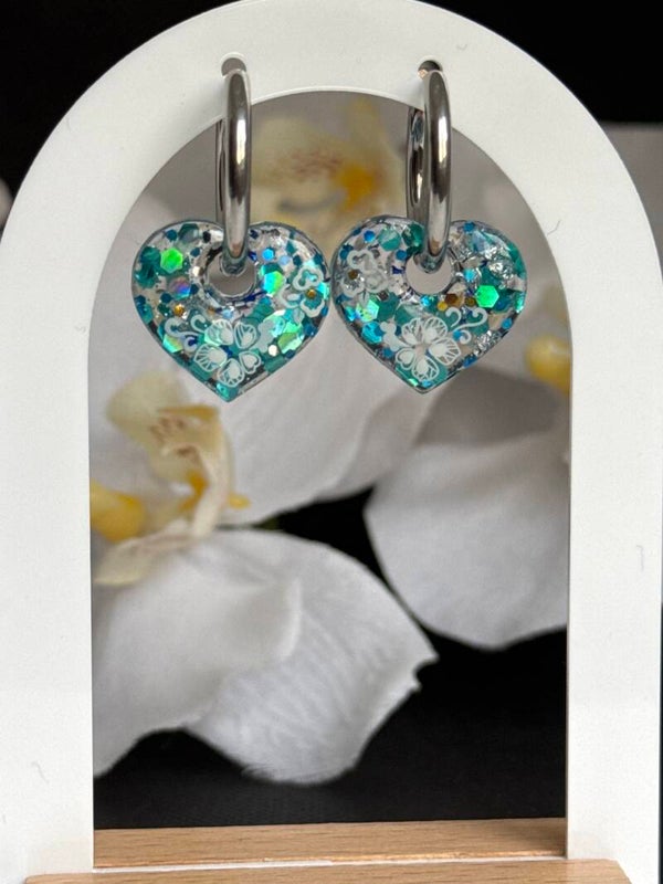 Boucles d’oreilles pampilles cœur transparentes bleu et fleurs blanches 20