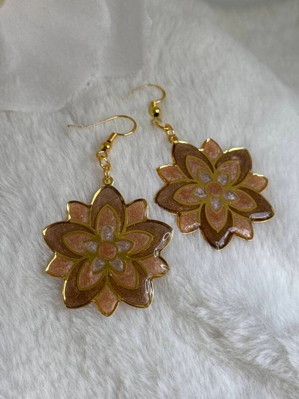 Boucles d’oreilles tournesols beige et marron poudré 38