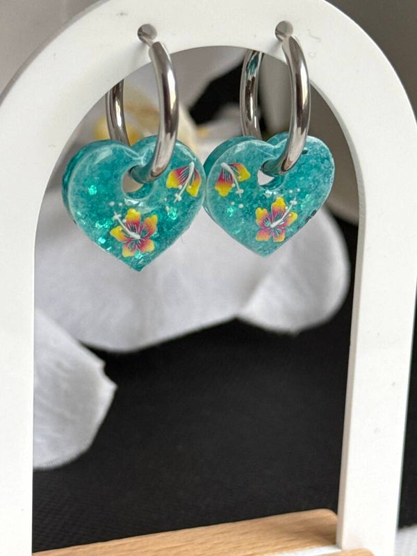 Boucles d’oreilles pampilles cœur bleu pailletées et hibiscus 7