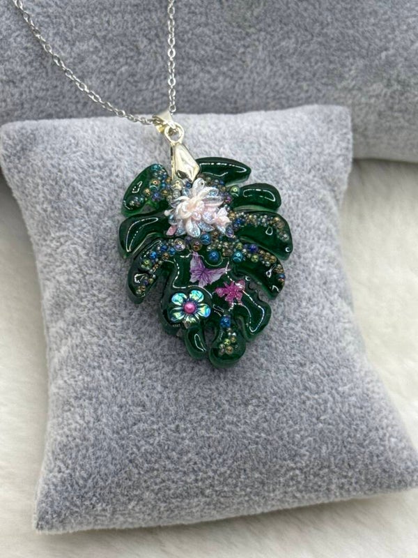 Pendentif grande feuille verte 60