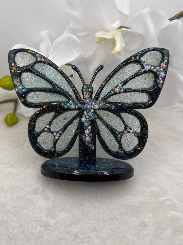 Papillon fleuri sur socle