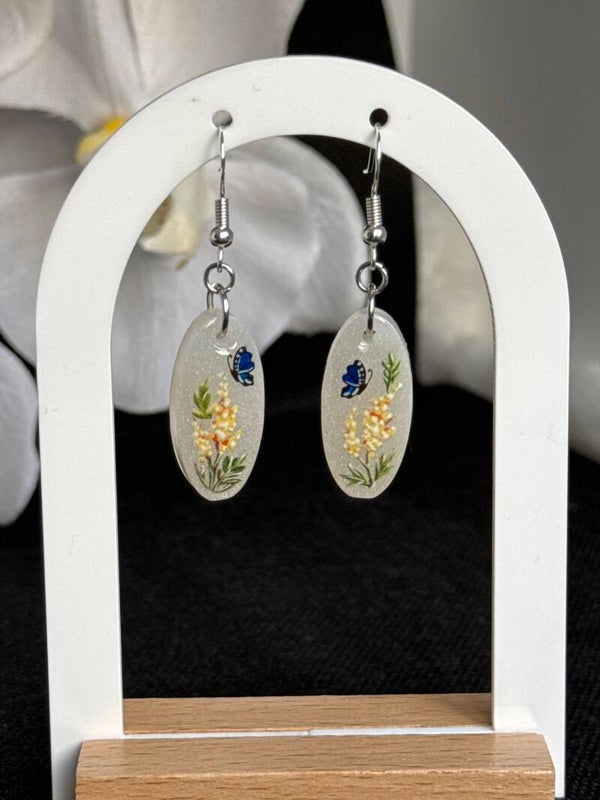 Boucles d’oreilles ovales blanches fleurs et papillon bleu 4