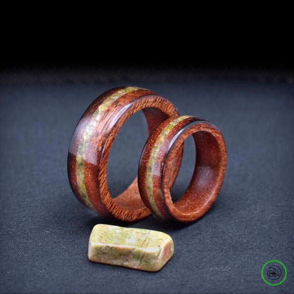 Houten ring van gerookte SIPO en UNAKIET