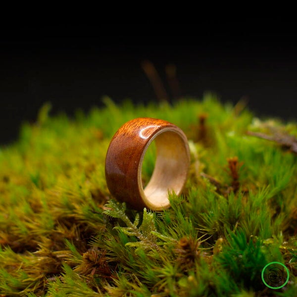 Houten ring uit twee fineer soorten: Esdoorn en Sipo (diepe kleur)