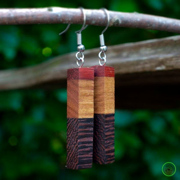 Houten oorhangers uit samengesteld hout