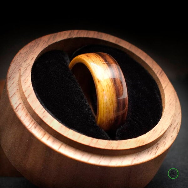 Houten ring uit twee fineer soorten.