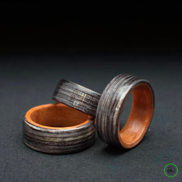 Houten ring uit twee fineer soorten.