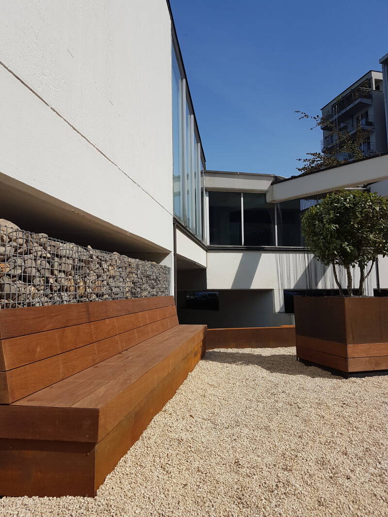 corten-staal-en-ipe-hardhouten-zitbank-en-planters-bedrijfstuin-antwerpen-standard-fricb5.jpg
