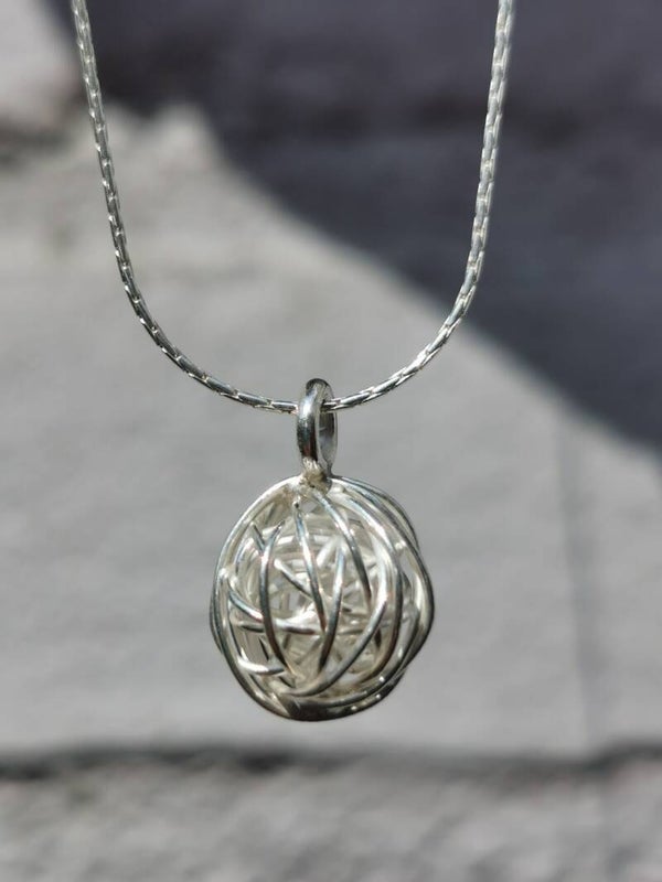 Zilveren bol aan ketting