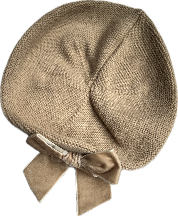 Kinderbaret taupe met strik
