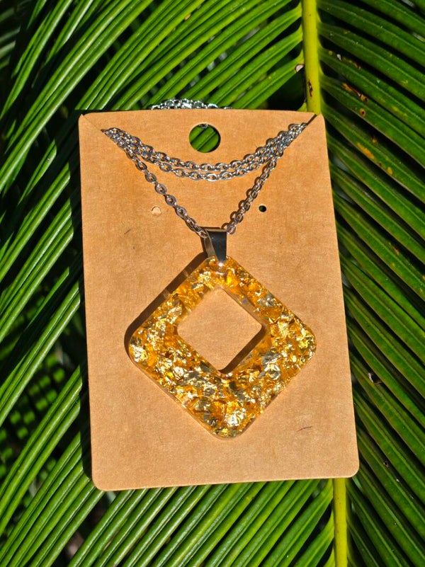 Golden flakes necklace