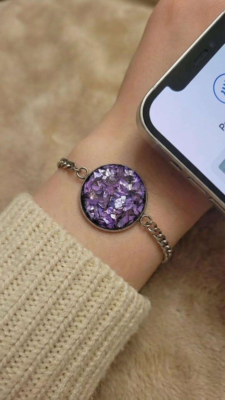 Phone tapped to Coastify bracelet
