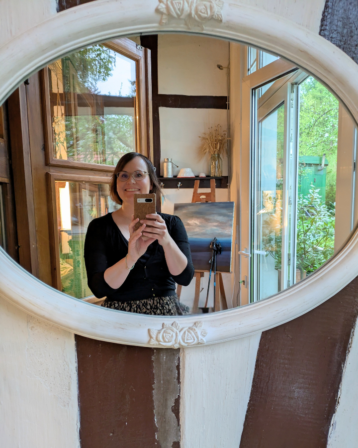 sympathische frau lacht 