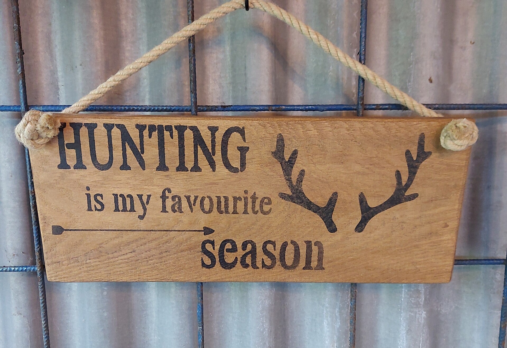 Tekstbord "Hunting Season"