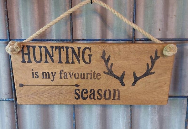 Tekstbord "Hunting Season"