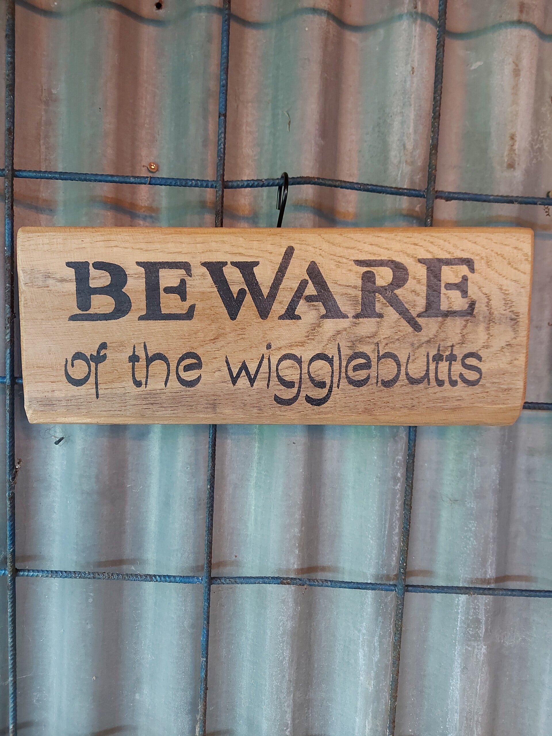 Tekstbord "Beware off the Wigglebuts"