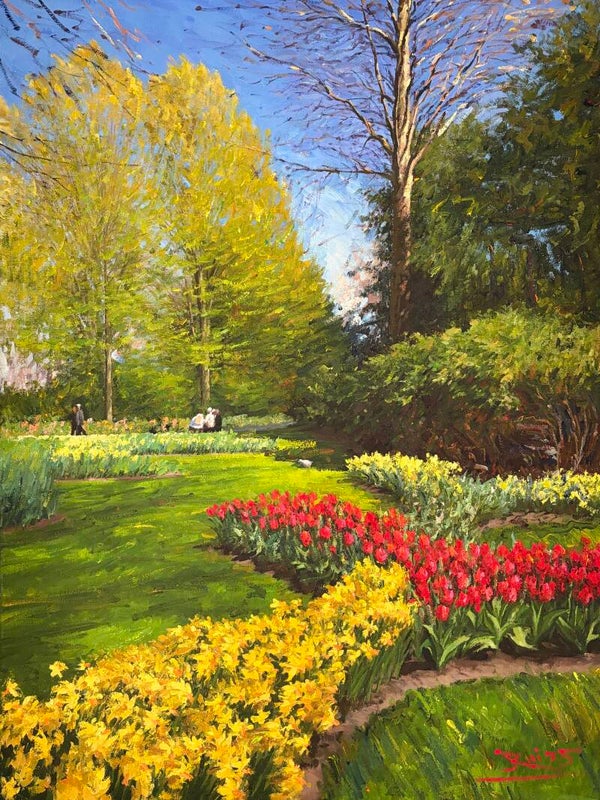 Daffodils and red tulips in Keukenhof