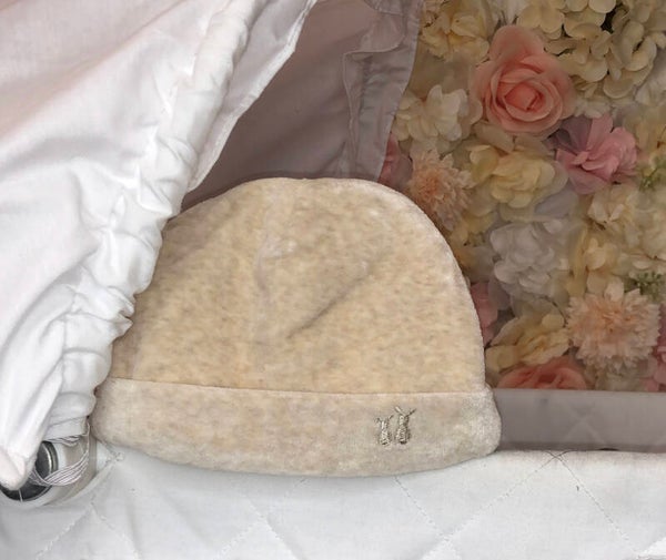 Mutsje velours beige