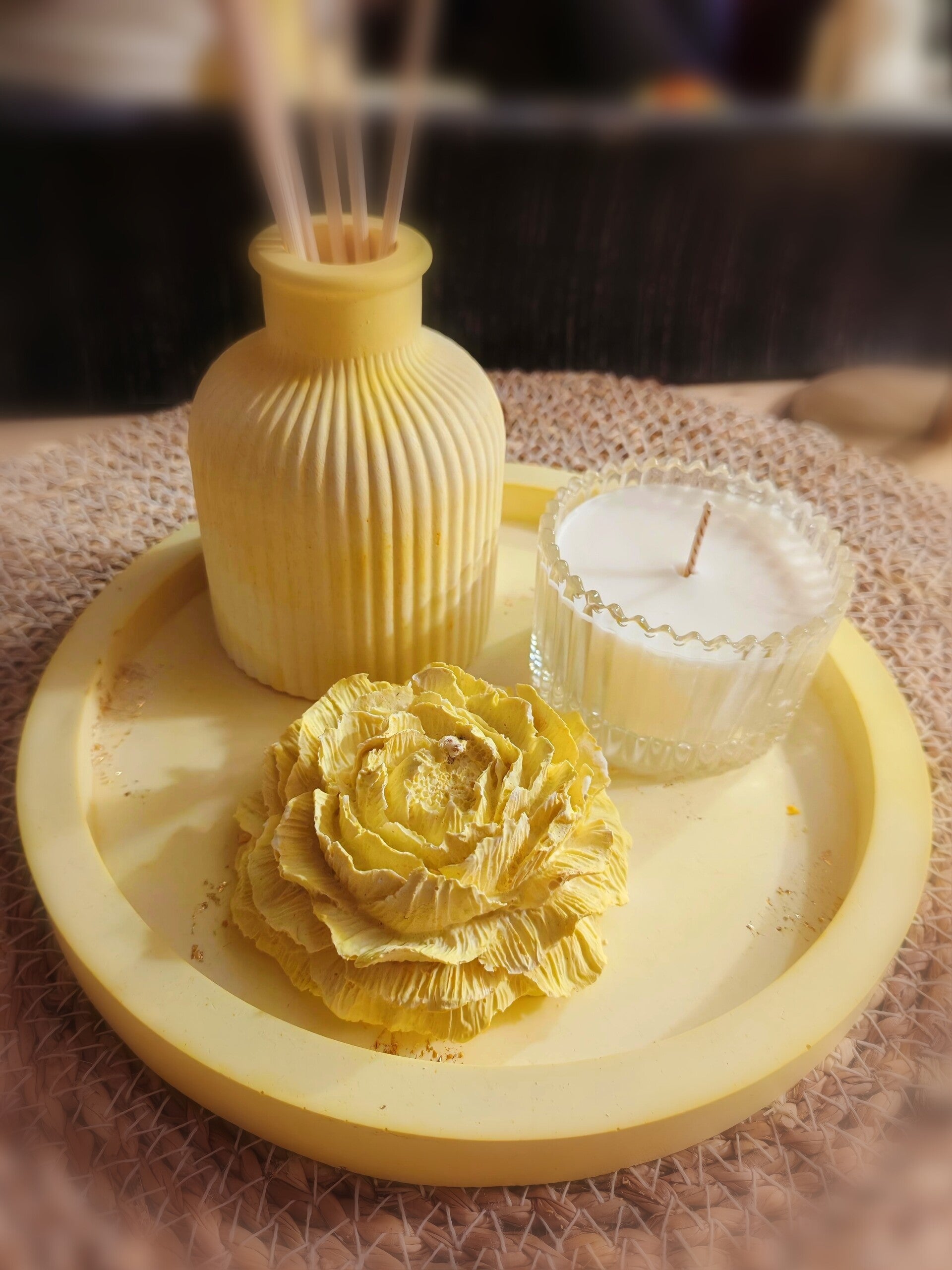 Plateau en résine, bougie et rose diffuseur de parfum