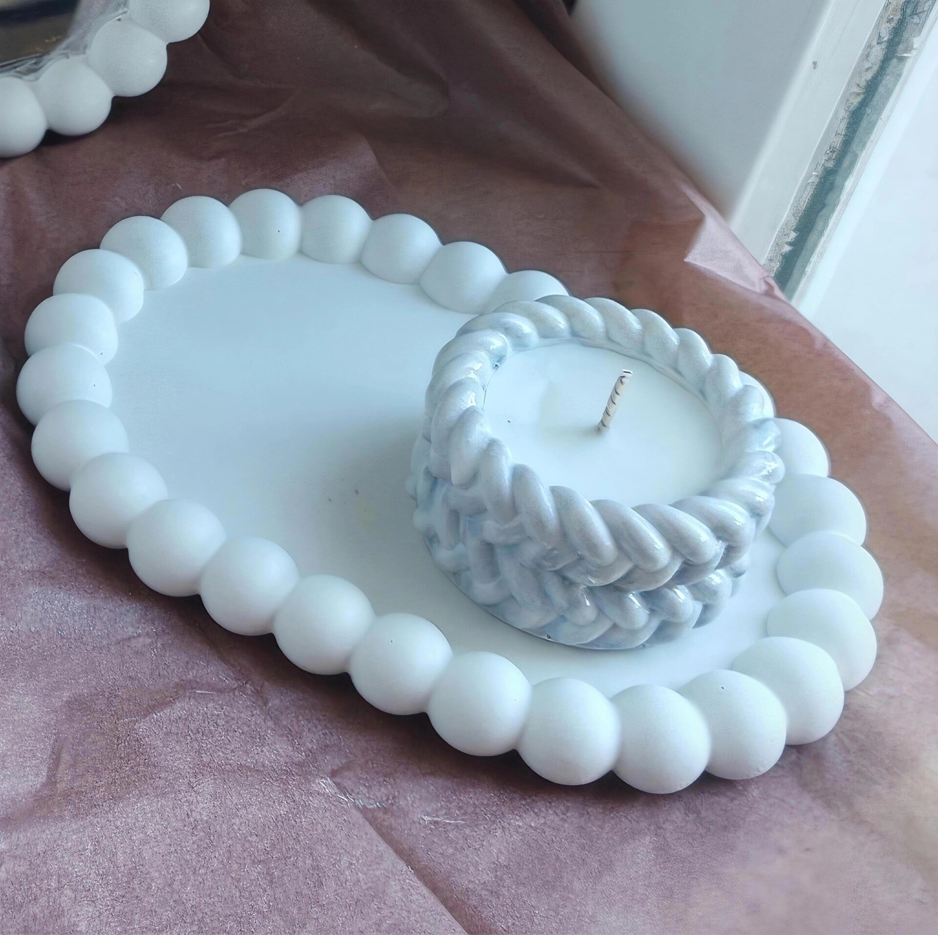 Plateau en jesmonite blanc et sa bougie