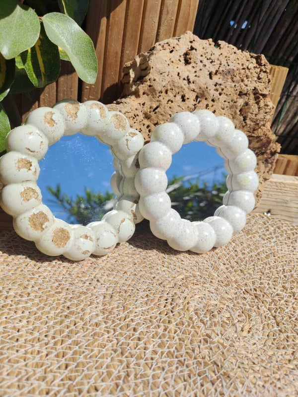 Miroir en Jesmonite avec incrustation de sable ou de cailloux de plage