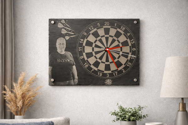 Personalisierte Dart Wanduhr aus Naturschiefer