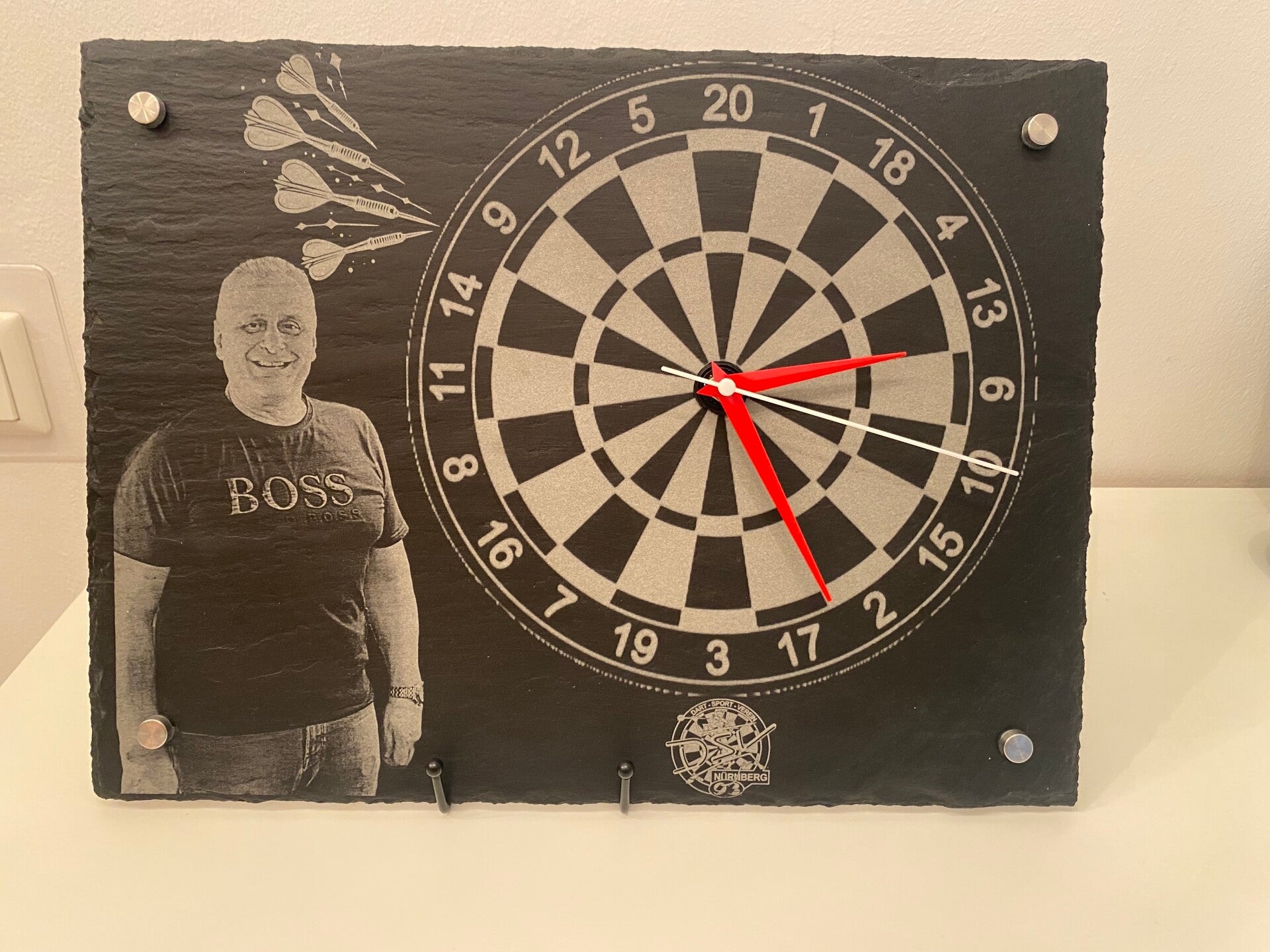 Wanduhr aus Schiefer mit Gravur – personalisierte Uhr aus Naturstein – rustikale Wanddeko & Geschenkidee