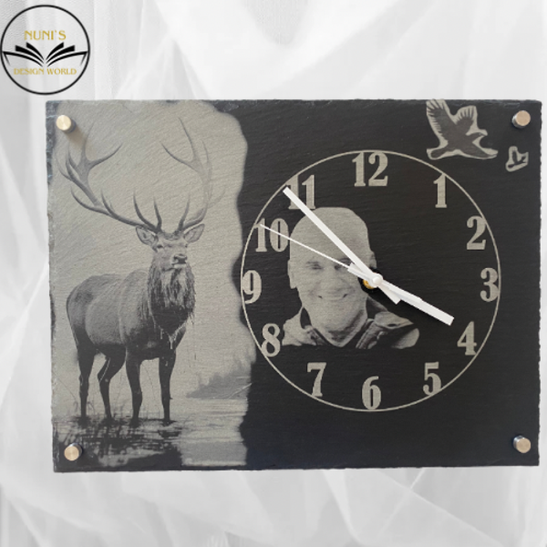 Wanduhr aus Schiefer mit Gravur – personalisierte Uhr aus Naturstein – rustikale Wanddeko & Geschenkidee