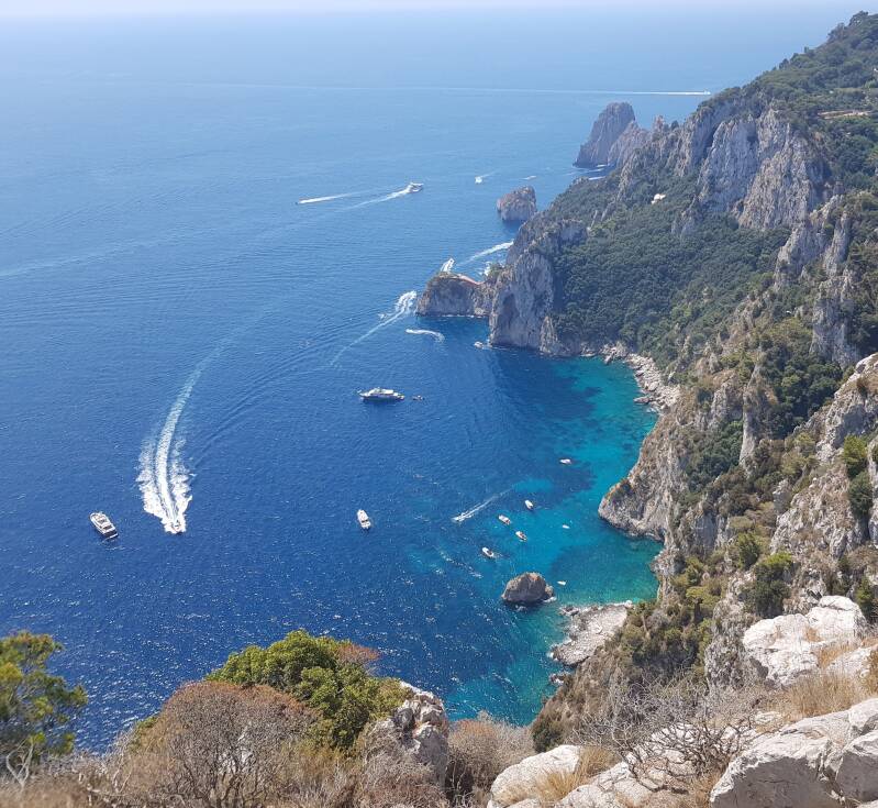 Vue panoramique de l'île de Capri et de ses falaises surplombant la mer Tyrrhénienne, Italie