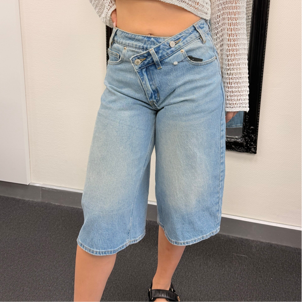 Bermuda 76-1 Jeans Lichtblauw – Wide Leg & Asymmetrische Taille