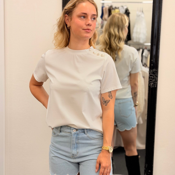 Elegante Witte Dames T-shirt met Sierknopen op de Schouder