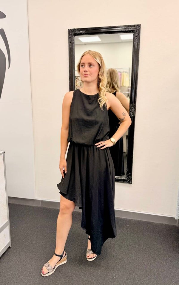 Zwarte asymmetrische zomerjurk met strikdetail