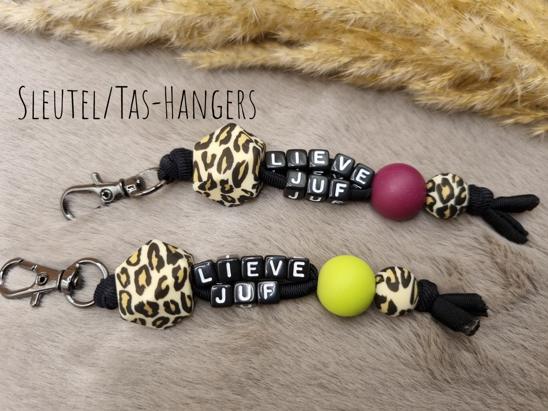 Sleutelhanger tashanger met naam Lieve Juf in luipaardprint, handgemaakt en veilig