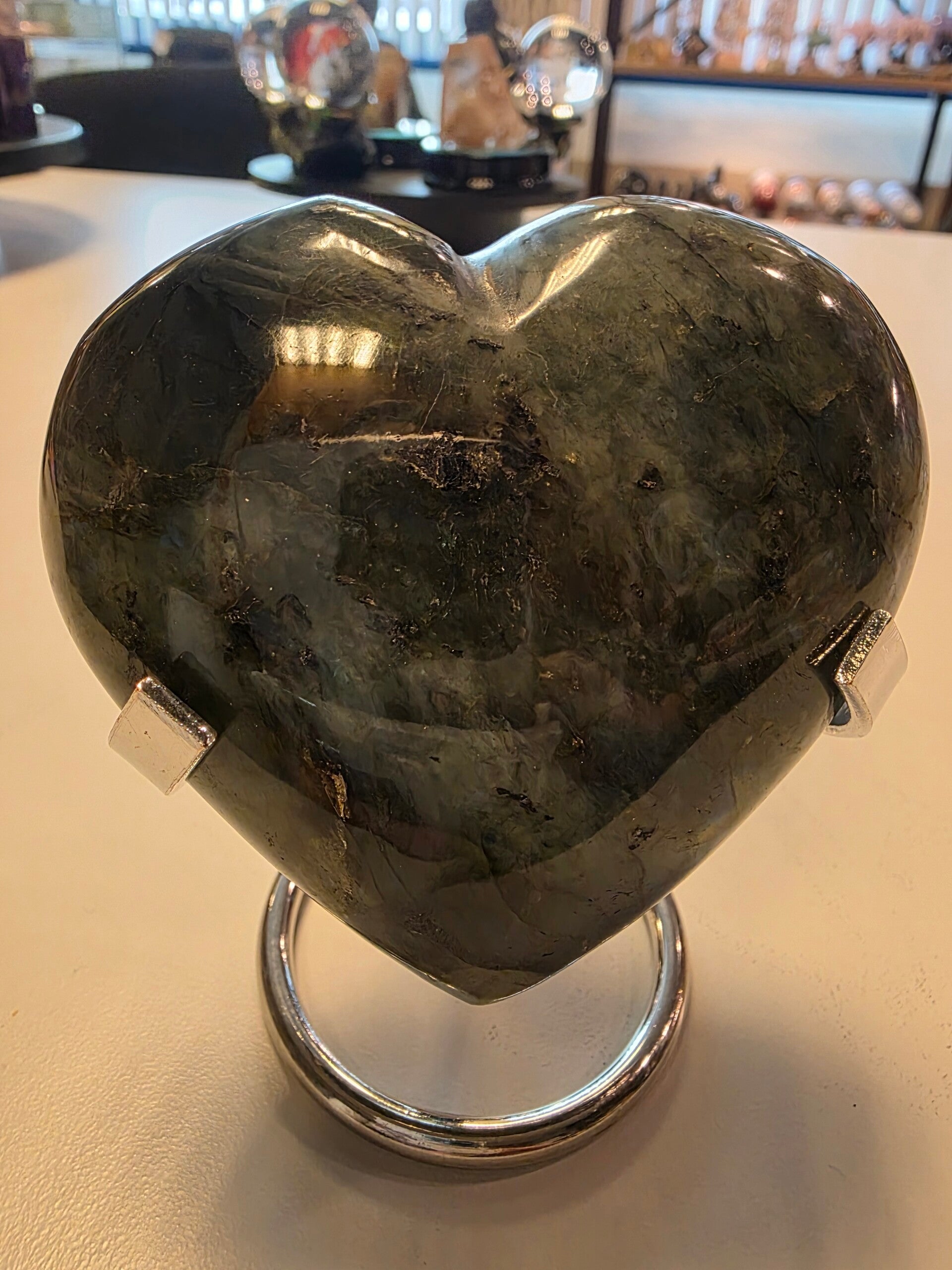 Labradoriet Hart 9.5cm breed 8.5 cm hoog nr. 35 beschermende en spirituele werking