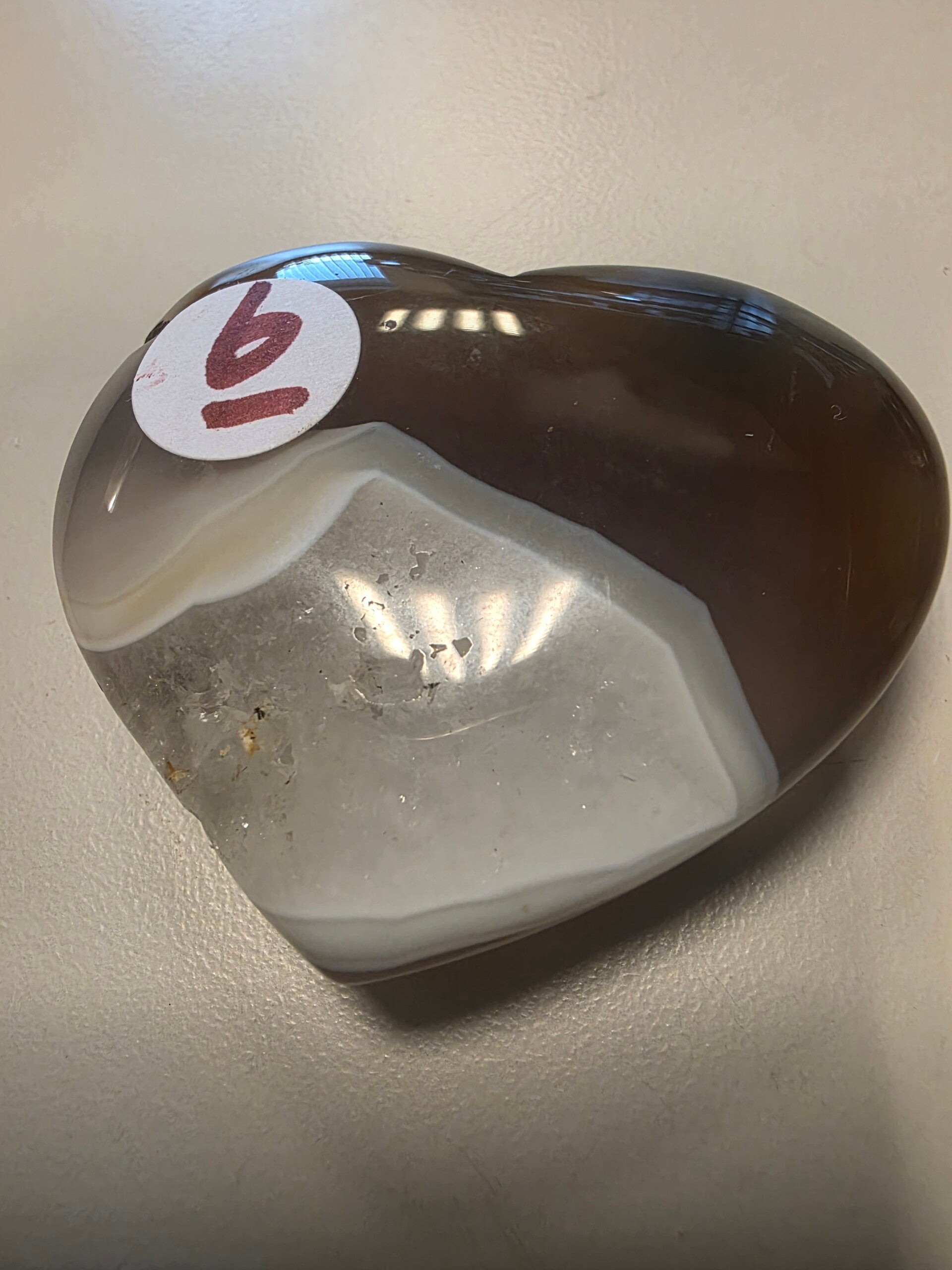 Prachtig Agaat Hart 5.5x5cm nr. 16 aardende, beschermende en stabiliserende steen met een kalmerende werking