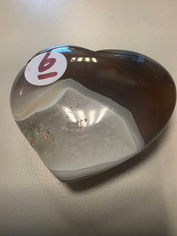 Prachtig Agaat Hart 5.5x5cm nr. 16 aardende, beschermende en stabiliserende steen met een kalmerende werking